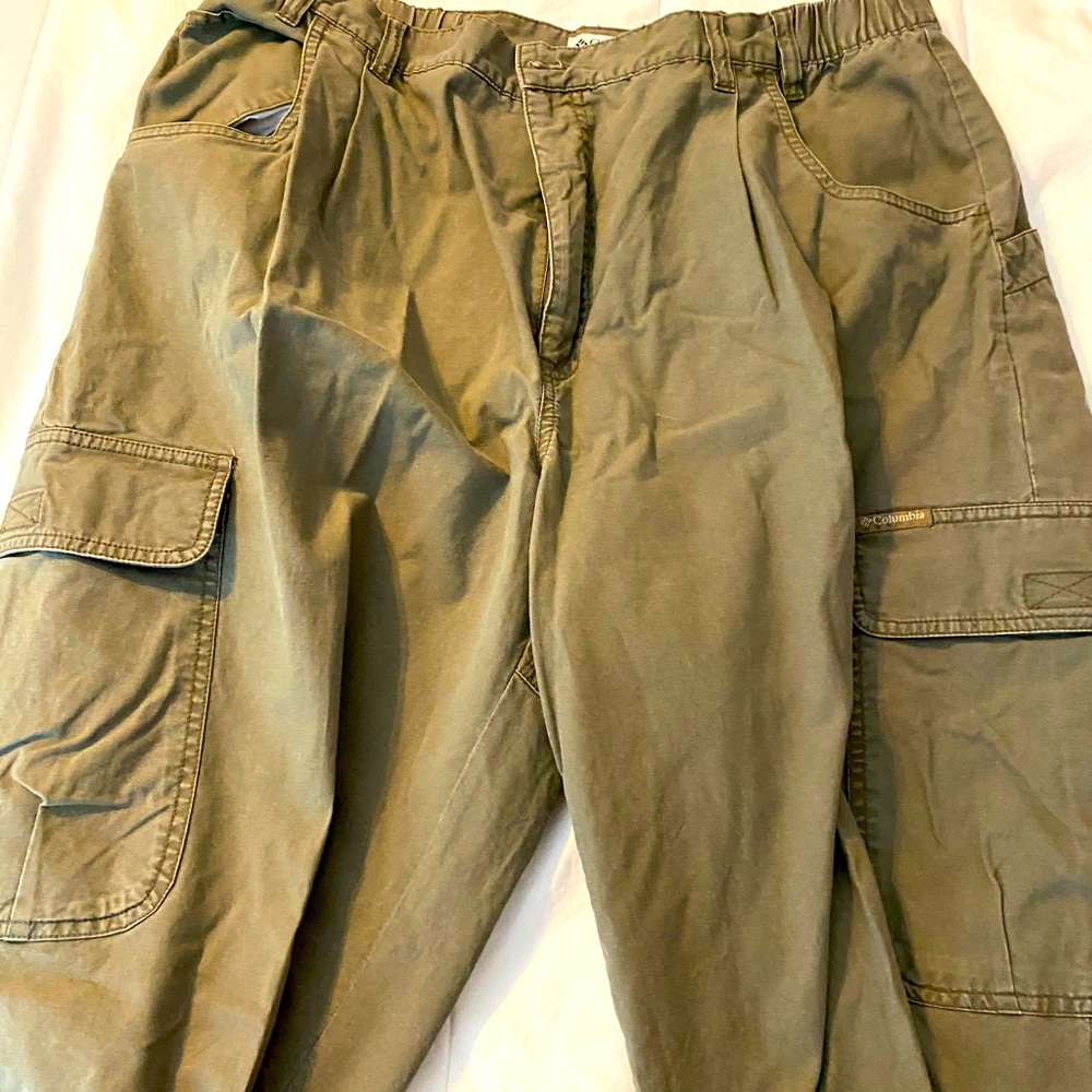Men’s Colombia 40-32 cargo pants. Olive green.